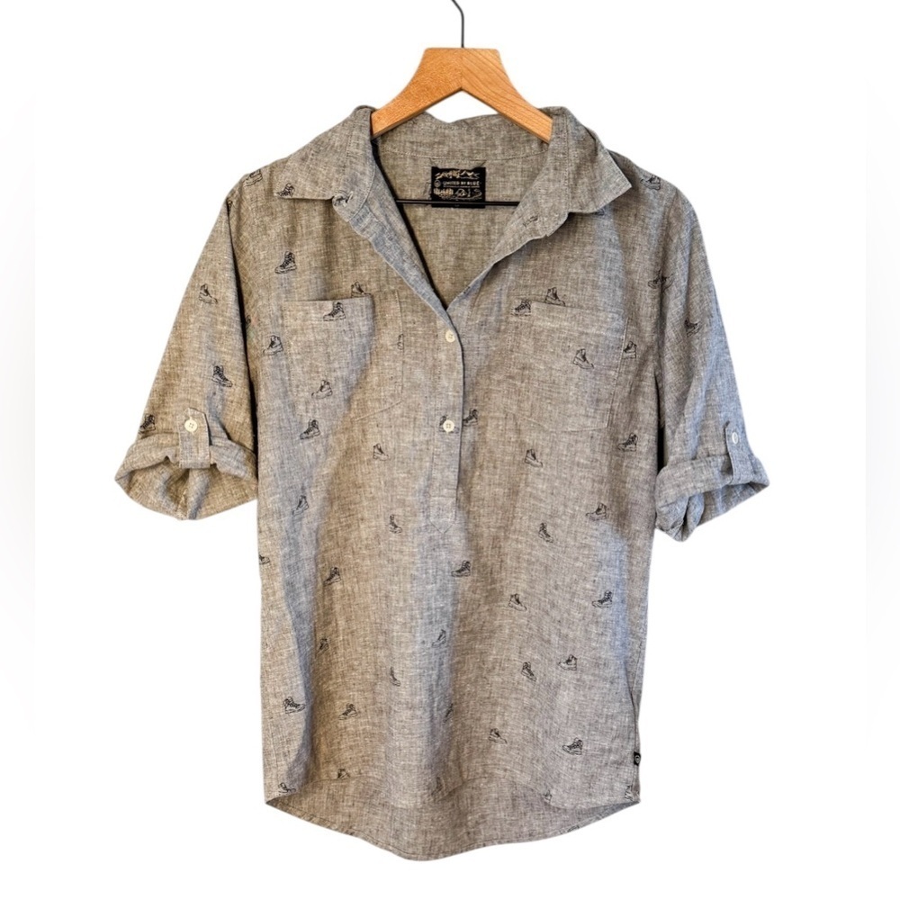 United By Blue Men’s Gray Button Up Shoe Print Roll Tab Sleeve Top Sz M